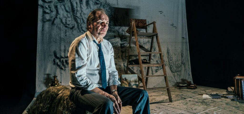 Per Egil Aske spelar rolla som Jonas Lied i Teattret Vårt si framsyning «Kongen av Veøy». Foto: Teatret Vårt.